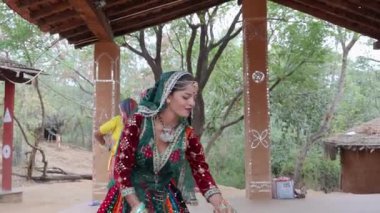 Rajasthani kıyafetleriyle geleneksel halk dansı yapan genç Hintli sanatçı Rajasthan Hindistan 'da çekildi..