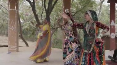Rajasthani kıyafetleriyle geleneksel halk dansı yapan genç Hintli sanatçı Rajasthan Hindistan 'da çekildi..