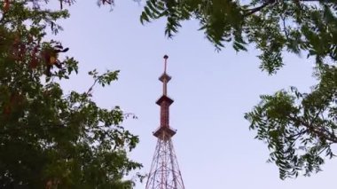 Akşamları parlak gökyüzü arkaplanı olan izole iletim kulesi