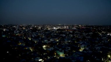 Dusk 'taki Mountain Peak' ten akşam ışıklarıyla Kalabalık Şehir 'in gece manzarası