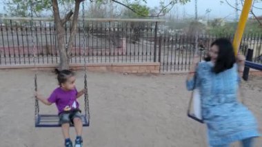 Annesiyle Hintli Çocuk Akşam Salıncakta Eğleniyor