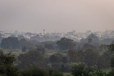 Udaipur Rajasthan Hindistan 'da sabah sisli şehir manzarası düz açıdan çekiliyor..