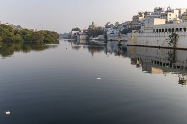 Udaipur 'un Tarihi Mimari ve Yansımaları ile Huzurlu Rıhtım Görünümü Udaipur Rajasthan Hindistan' da çekilmiştir..