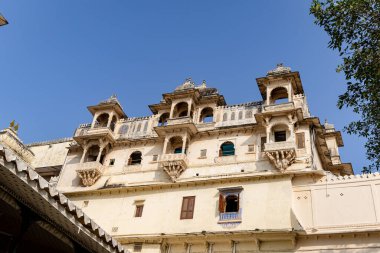Gündüz farklı açılardan çekilen tarihi saray benzersiz mimarisi Udaipur Rajasthan Hindistan 'daki şehir sarayında çekilmiştir..