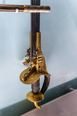 Antik altın kaplama kılıçla iç mekanda tutuş