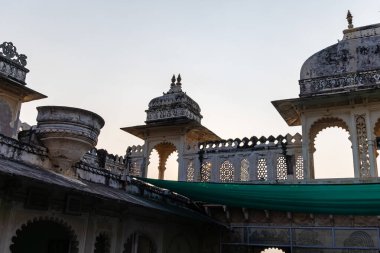 Sabah parlak gökyüzü olan sarayın dış görünüşü Udaipur Rajasthan Hindistan 'daki şehir sarayında çekilmiştir..