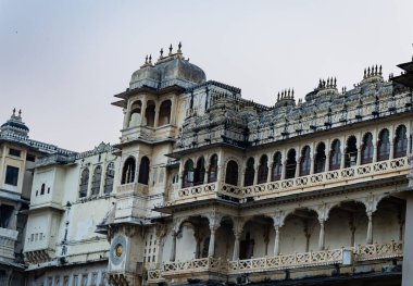 Şehir Sarayı, Udaipur Rajasthan Hindistan 'da, farklı açılardan çekilmiş, parlak mavi gökyüzüne sahip, eşsiz tarihi bir mimari..