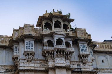 Şehir Sarayı, Udaipur Rajasthan Hindistan 'da akşam görüntüsünde farklı açılardan parlak gökyüzüne sahip tarihi saray eşsiz mimarisi çekilmiştir..