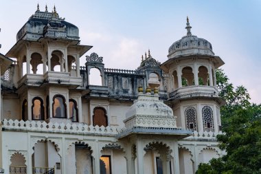 Şehir Sarayı, Udaipur Rajasthan Hindistan 'da akşam görüntüsünde farklı açılardan parlak gökyüzüne sahip tarihi saray eşsiz mimarisi çekilmiştir..
