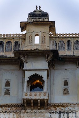 Şehir Sarayı, Udaipur Rajasthan Hindistan 'da akşam görüntüsünde farklı açılardan parlak gökyüzüne sahip tarihi saray eşsiz mimarisi çekilmiştir..