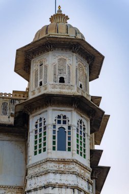 Şehir Sarayı, Udaipur Rajasthan Hindistan 'da, farklı açılardan çekilmiş, parlak mavi gökyüzüne sahip, eşsiz tarihi bir mimari..