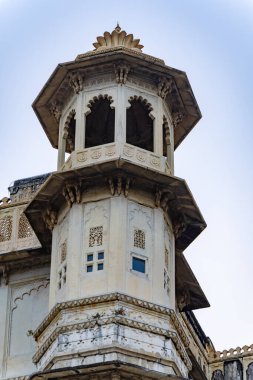 Şehir Sarayı, Udaipur Rajasthan Hindistan 'da akşam görüntüsünde farklı açılardan parlak gökyüzüne sahip tarihi saray eşsiz mimarisi çekilmiştir..