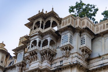 Şehir Sarayı, Udaipur Rajasthan Hindistan 'da akşam görüntüsünde farklı açılardan parlak gökyüzüne sahip tarihi saray eşsiz mimarisi çekilmiştir..
