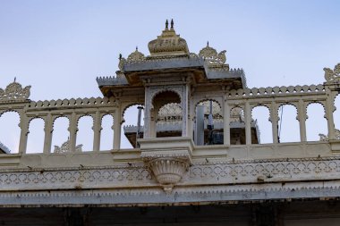 Gece farklı açılardan parlak gökyüzüne sahip eşsiz bir mimari tarihi saray.