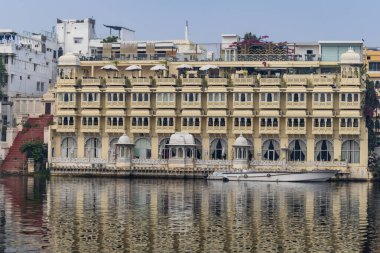 El değmemiş göl kıyısındaki sanatsal saray mimarisi Udaipur Rajasthan Hindistan 'da çekildi..