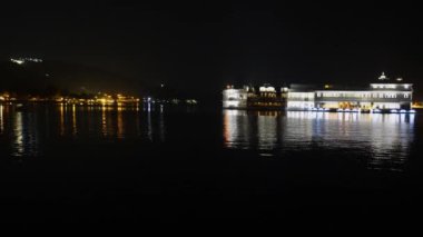 Udaipur Rajasthan Hindistan 'da Eşsiz Perspektif videosundan dramatik ışıklandırma ile Lake City' nin Gece Manzarası çekildi.