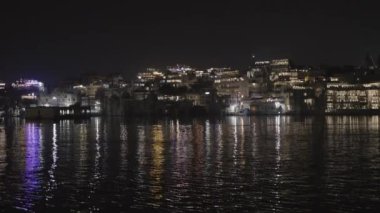 Udaipur Rajasthan Hindistan 'da Eşsiz Perspektif videosundan dramatik ışıklandırma ile Lake City' nin Gece Manzarası çekildi.