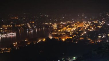 Udaipur Rajasthan Hindistan 'da Eşsiz Perspektif videosundan dramatik ışıklandırma ile Lake City' nin Gece Manzarası çekildi.