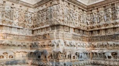 Hindu kutsal tapınak duvarına eşsiz antik heykeller oyulur. Gündüz Jagdish Tapınağı Udaipur Rajasthan Hindistan 'da video çekilir..