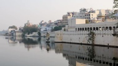 Udaipur Şehri 'nin Tarihi Mimari ve Yansımalı Huzurlu Rıhtım Görüntüsü Udaipur Rajasthan Hindistan' da çekilmiştir..