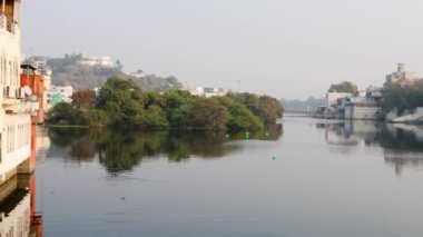 Udaipur rajasthan Hindistan 'da Tarihi Mimari ve Yansımalı Şehrin Huzurlu Rıhtım Görüntüsü çekilmiştir.