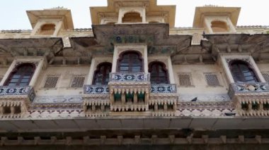 Udaipur Rajasthan Hindistan 'da farklı açılardan çekilmiş tarihi saray mimarisi..