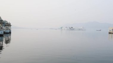 Sabah Udaipur rajasthan Hindistan 'da el değmemiş gölde sanatsal saray mimarisi çekiliyor..