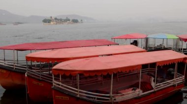 Sabah feribotu için göl kıyısına park edilmiş su tekneleri Udaipur Rajasthan Hindistan 'da çekildi..
