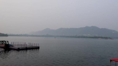 Udaipur Rajasthan Hindistan 'da sabah videosu çekilen el değmemiş göldeki tekneler..