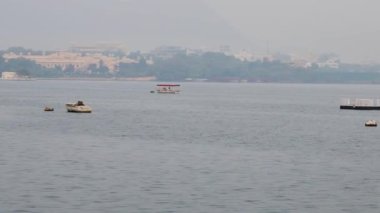 Udaipur Rajasthan Hindistan 'da sabah videosu çekilen el değmemiş göldeki tekneler..