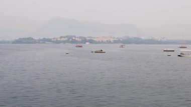 Udaipur Rajasthan Hindistan 'da sabah videosu çekilen el değmemiş göldeki tekneler..