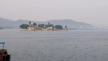 Udaipur Rajasthan Hindistan 'da sabah videosu çekilen el değmemiş gölde sanatsal mimari..