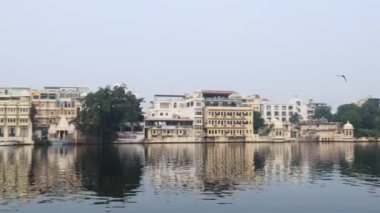 Sabah Udaipur rajasthan Hindistan 'da el değmemiş göl kıyısında sanatsal saray mimarisi videosu çekiliyor..