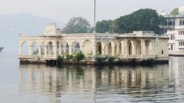 Sabah Udaipur rajasthan Hindistan 'da el değmemiş gölde sanatsal saray mimarisi çekiliyor..