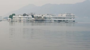 El değmemiş göl ve sisli dağ geçmişindeki sanatsal saray mimarisi Udaipur Rajasthan Hindistan 'da çekiliyor..
