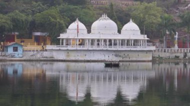 Udaipur rajasthan Hindistan 'da 25 Kasım 2023' te deniz tarağı su yansıtmalı sanatsal şehir mimarisi çekilir..