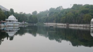 Udaipur rajasthan Hindistan 'da 25 Kasım 2023' te deniz tarağı su yansıtmalı sanatsal şehir mimarisi çekilir..