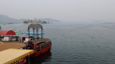 Sabah feribotu için göl kıyısına park edilmiş su tekneleri Udaipur Rajasthan Hindistan 'da çekildi..