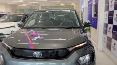 Showroom 'da satılık yepyeni bir Tata arabası 19 Ağustos 2024' te Jodhpur Rajasthan Hindistan 'da çekildi..