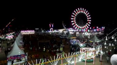 19 Ağustos 2024 'te Jodhpur Rajasthan Hindistan' da farklı salıncaklara sahip Hint festivali gece videoları çekildi..