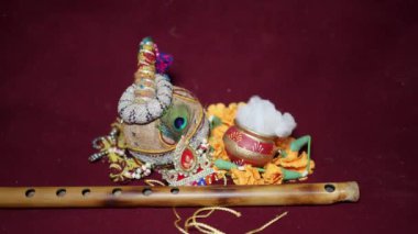 Hindu tanrısı Krishna kutsal tavus kuşu tüyü ve flüt kapalı alanda farklı açılardan çekiliyor.