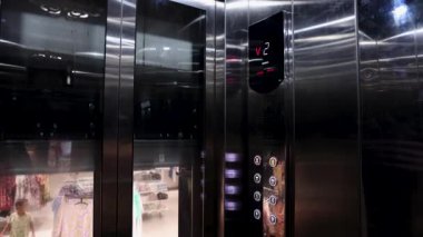 asansör önemli bilgi gösterge paneli düşük ışıkta