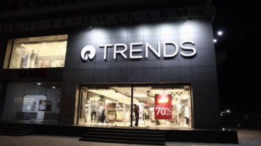 Bağımlılık trendleri alışveriş merkezinin gece görüşü, 20 Temmuz 2024 'te alışveriş merkezi trendleri Jodhpur Rajasthan Hindistan' da çekilmektedir..