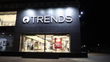 Bağımlılık trendleri alışveriş merkezinin gece görüşü, 20 Temmuz 2024 'te alışveriş merkezi trendleri Jodhpur Rajasthan Hindistan' da çekilmektedir..