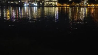 Udaipur Rajasthan Hindistan 'da Eşsiz Perspektif videosundan dramatik ışıklandırma ile Lake City' nin Gece Manzarası çekildi.