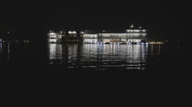 Udaipur Rajasthan Hindistan 'da Eşsiz Perspektif videosundan dramatik ışıklandırma ile Lake City' de eşsiz bir mimarinin gece görüntüsü çekildi..