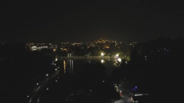 Udaipur Rajasthan Hindistan 'da Eşsiz Perspektif videosundan dramatik ışıklandırma ile Lake City' nin Gece Manzarası çekildi.