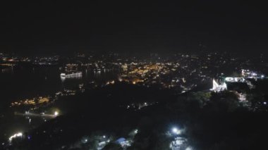 Udaipur Rajasthan Hindistan 'da Eşsiz Perspektif videosundan dramatik ışıklandırma ile Lake City' nin Gece Manzarası çekildi.