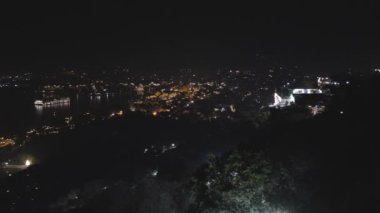Udaipur Rajasthan Hindistan 'da Eşsiz Perspektif videosundan dramatik ışıklandırma ile Lake City' nin Gece Manzarası çekildi.