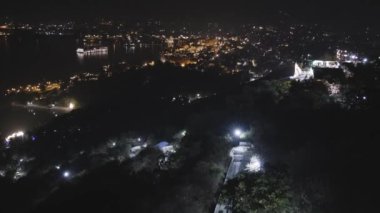 Udaipur Rajasthan Hindistan 'da Eşsiz Perspektif videosundan dramatik ışıklandırma ile Lake City' nin Gece Manzarası çekildi.